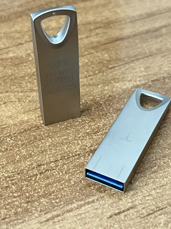 Оригинальный USB-накопитель Tesla 128ГБ USB 3.1