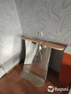 Полка в ванную с зеркалом и подсветкой.