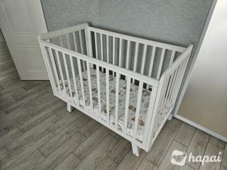Кроватка детская с маятником