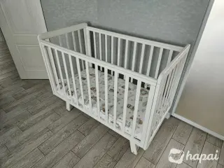 Кроватка детская с маятником