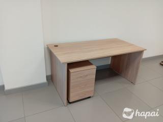 Стол прямой с тумбой. В наличии