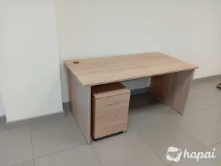 Стол прямой с тумбой. В наличии