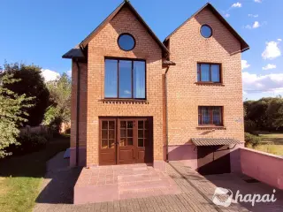 Монументальный дом из красного кирпича 286 м² на участке 13 соток в Солигорске.