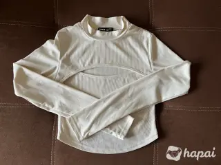 Лонгслив с вырезом