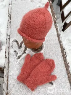 Шапка связана спицами из ангоры