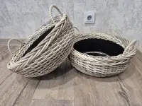 Кашпо из искусственного ротанга.