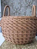 Кашпо из искусственного ротанга.