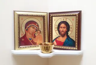 Полка для икон с отверстием для лампады